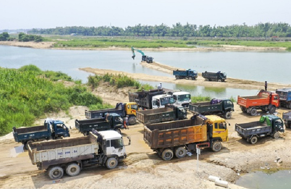 Hàng trăm xe tải xếp hàng chờ mua cát trên sông Trà Khúc