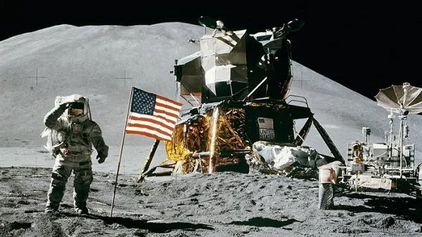 Bất ngờ quan điểm: "Sứ mệnh Apollo 11 được thực hiện ở phim trường"? 