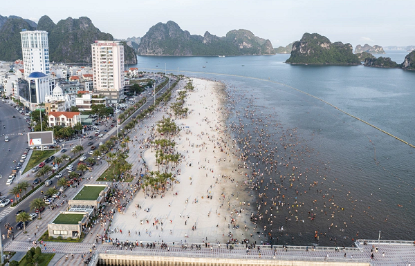 Người Hạ Long: Chưa bao giờ thấy nhiều ôtô như vậy, qua đường cũng khó