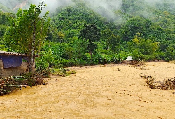 Cảnh lũ ống tàn phá huyện nghèo biên giới Nghệ An