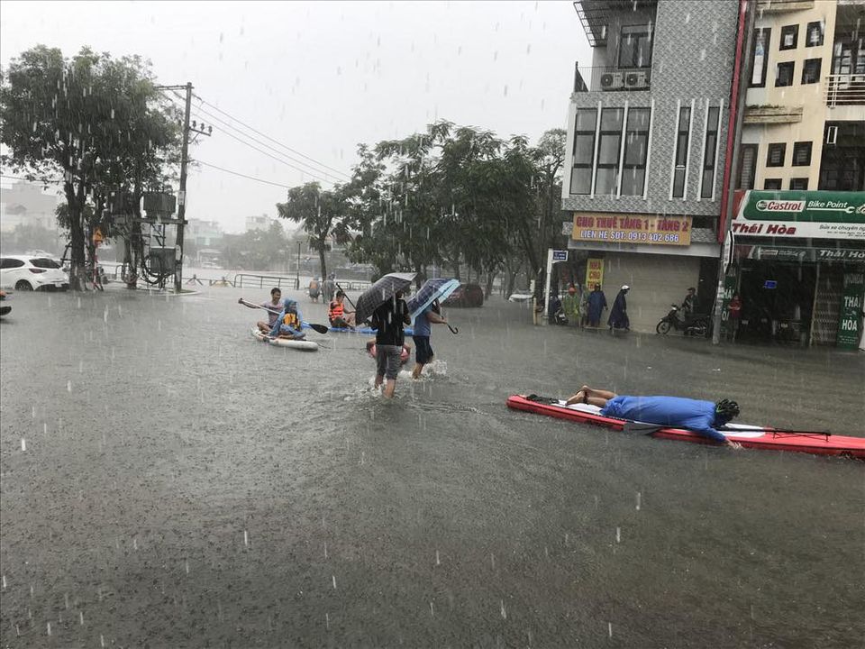 Mưa lớn, Đà Nẵng ngập từ phố đến làng