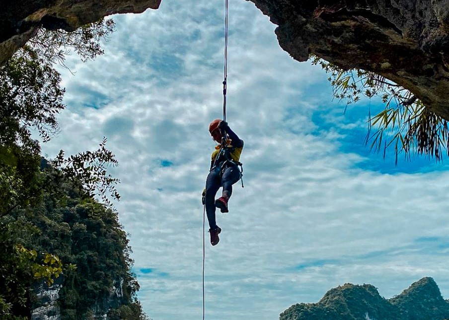 Đu dây mạo hiểm chinh phục "núi thủng" Lân Ty ở Lạng Sơn