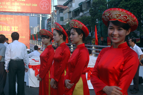 Thiếu nữ Hà thành "cháy bỏng" trên cầu vượt thép