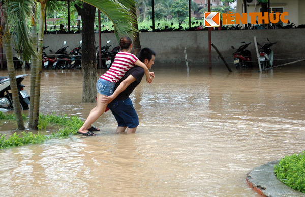 Cư dân chung cư Resco kêu trời vì bị “cô lập” giữa Thủ đô