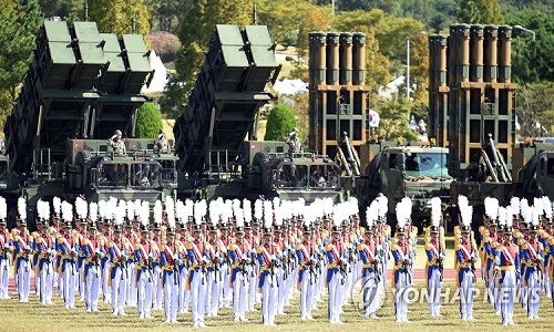 Hàn Quốc duyệt binh khoe vũ khí “khủng” cảnh cáo Triều Tiên