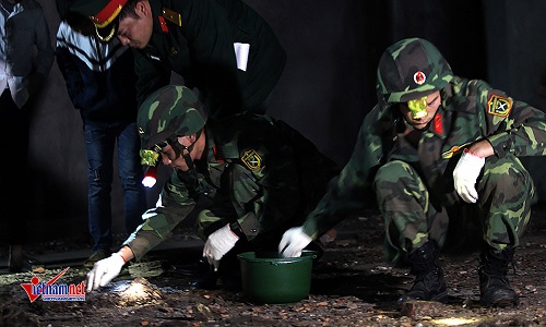 Công binh trắng đêm tìm "vật thể lạ" vụ nổ ở Bắc Ninh