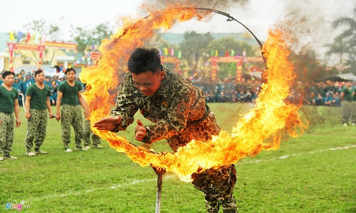 Thán phục công phu "mình đồng da sắt" của Đặc công Việt Nam