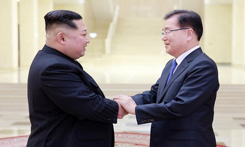 Bất ngờ cảnh "thân mật" của ông Kim Jong-un và đại diện Hàn Quốc