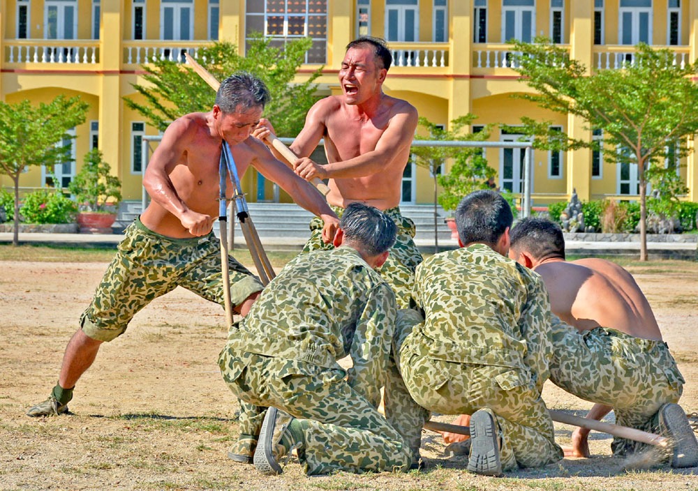 Thán phục võ nghệ "mình đồng da sắt" của Đặc công Việt Nam 