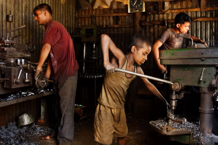 Câu chuyện đau lòng về những đứa trẻ phải “bán” tuổi thơ ở Bangladesh