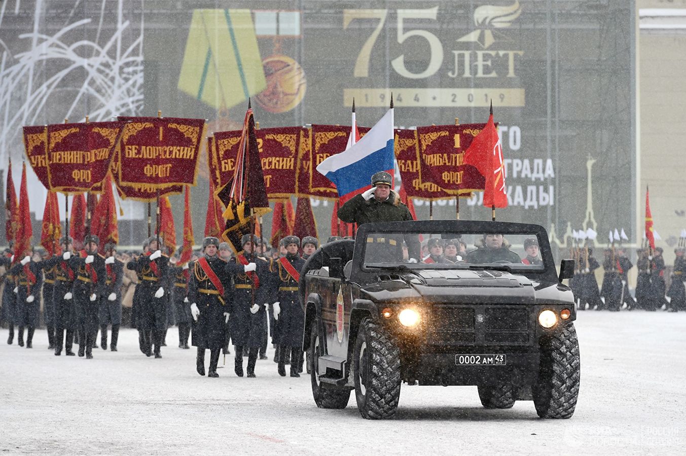 Nga duyệt binh kỷ niệm 75 năm giải phóng Leningrad giữa tuyết trắng