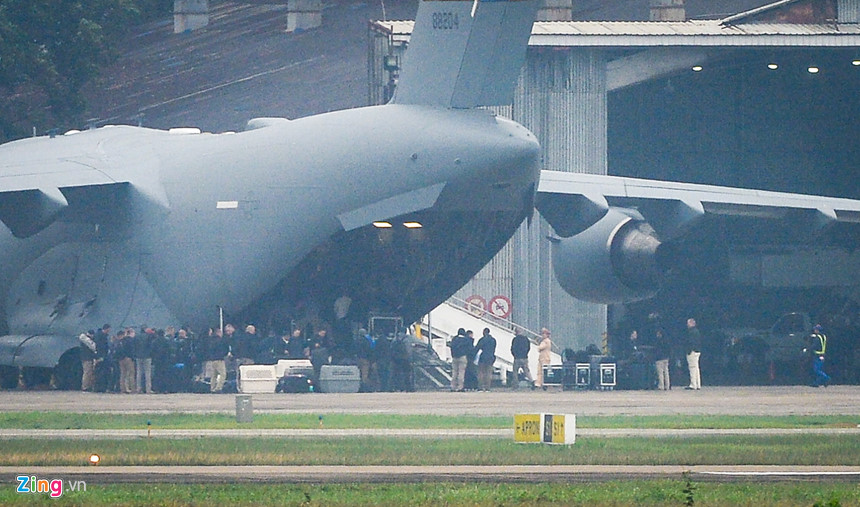 Hàng trăm mật vụ Mỹ bước ra khỏi C-17 xuống sân bay Nội Bài