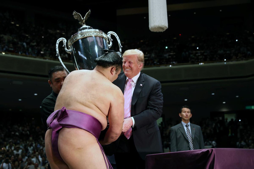 Người Nhật phấn khích khi ông Trump trao giải sumo