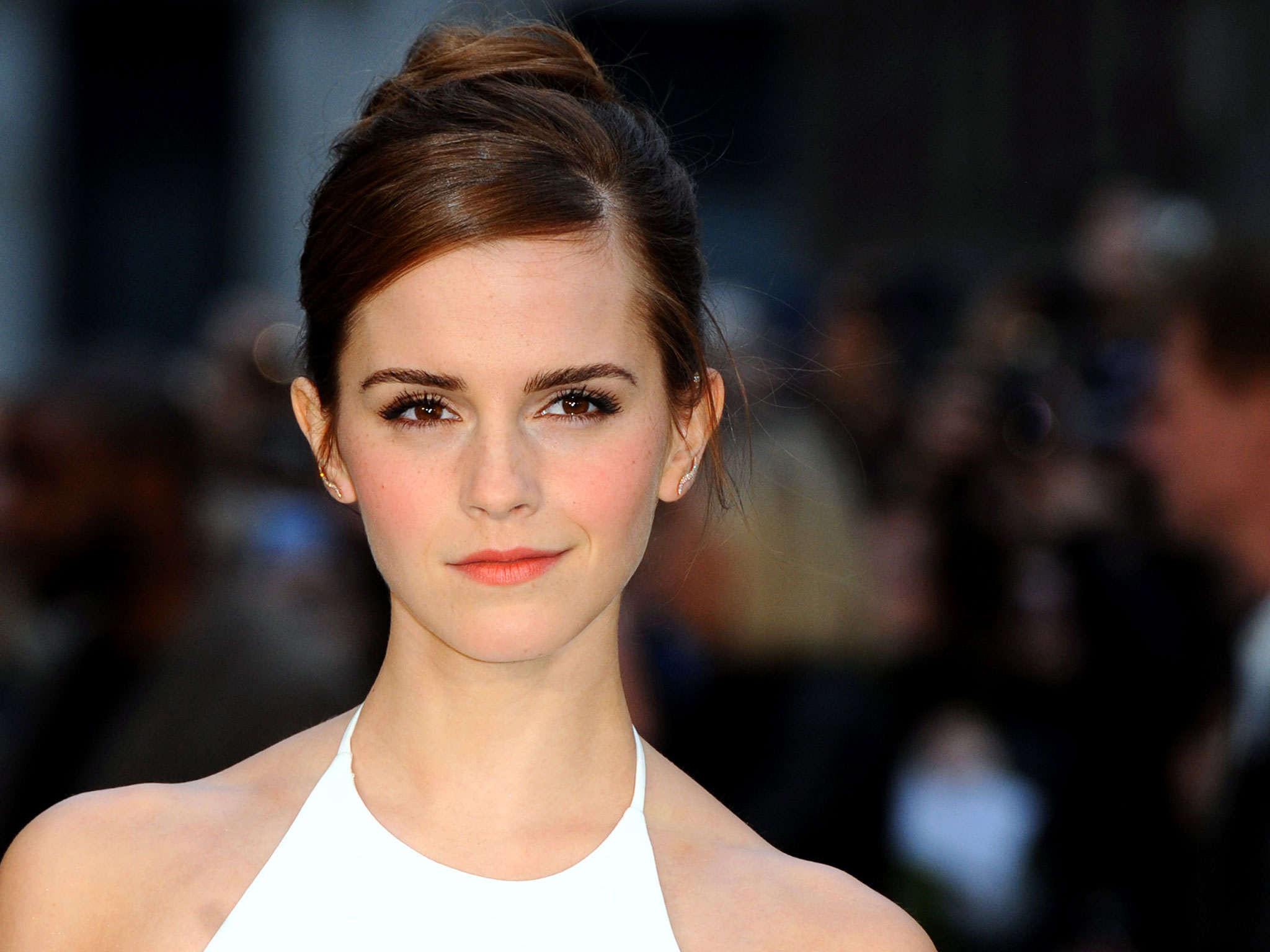 Cách diện váy đơn sắc tuyệt đẹp như “phù thủy” Emma Watson