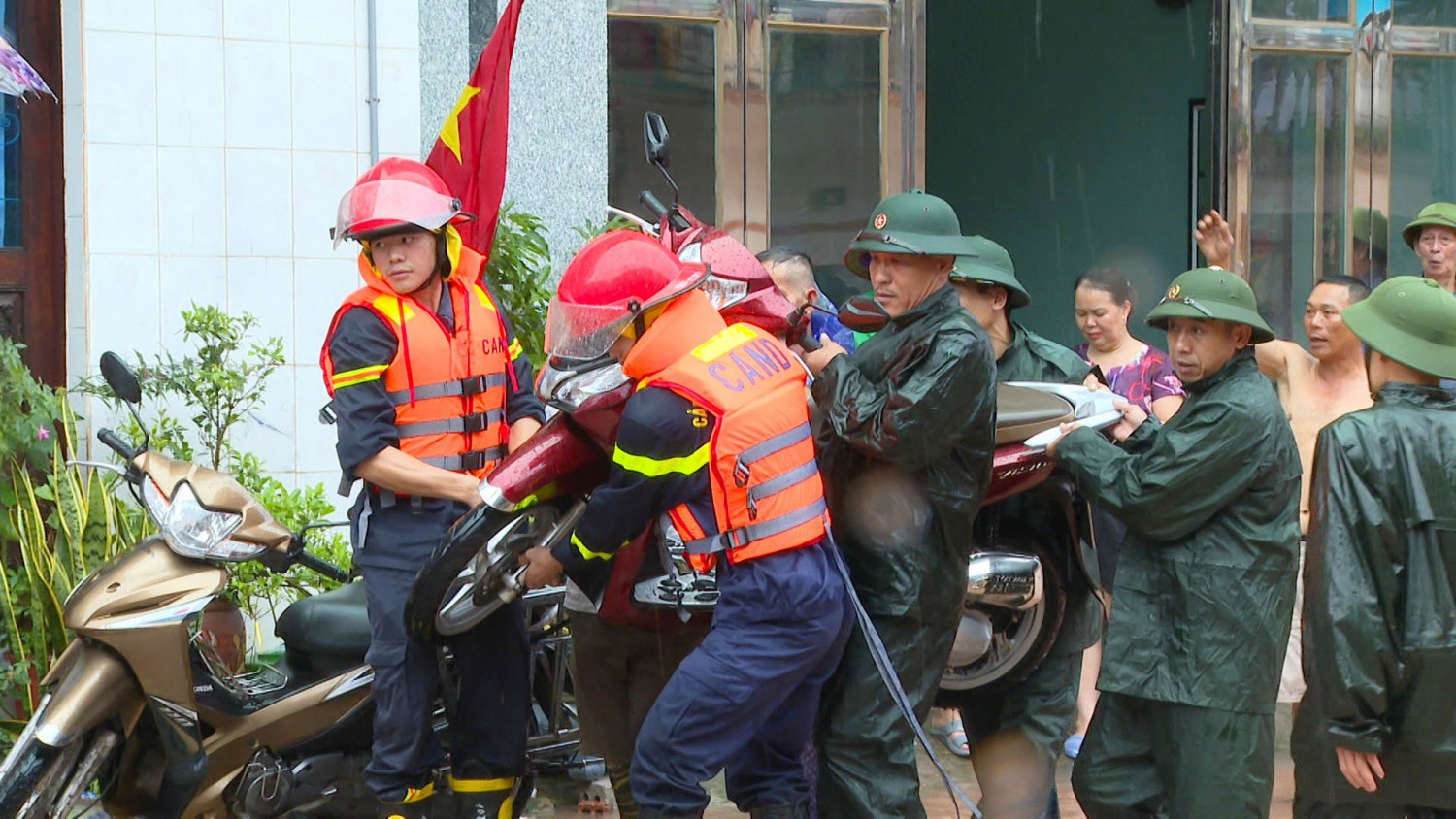 Những hình ảnh Công an Quảng Ninh giúp dân khắc phục hậu quả bão lụt