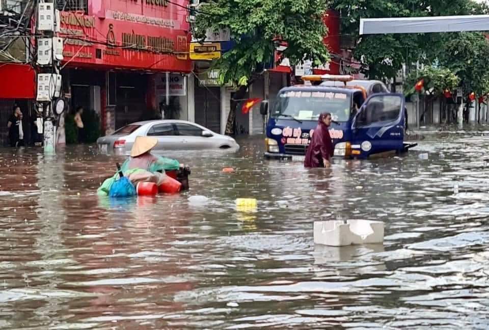 Hải Phòng ngập sâu trong biển nước 