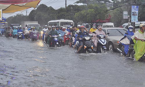 Đồng Nai ngập nặng, “biển người” bì bõm trong mưa