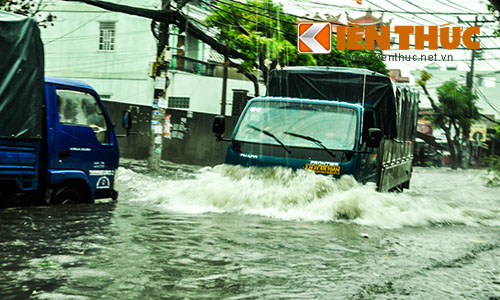 Mưa lớn, tuyến đường Sài Gòn ngập trong “biển” nước