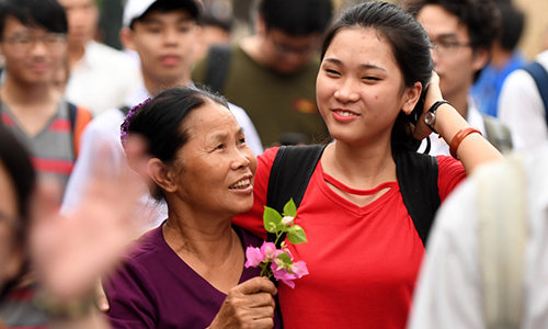 Bà ngoại đón cháu thi đại học bằng đóa hoa giấy