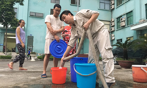 Người dân Hà Nội "quay vòng" nước rửa để tráng bát, giặt quần áo