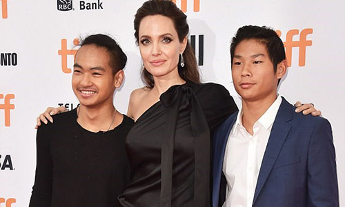 Pax Thien 13 tuổi bảnh bao chững chạc bên mẹ Angelina Jolie