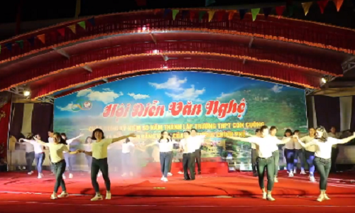 Video: Thầy cô nhảy Cha Cha Cha đẹp mắt khiến học sinh phấn khích