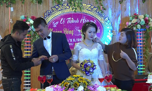 Video: Hai họ chen chúc tặng vàng trong đám cưới ở Thanh Hóa