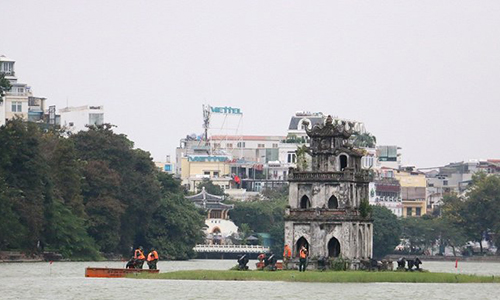 Video: Công nhân lội nước gần 9 tiếng trong đêm để làm sạch Hồ Gươm