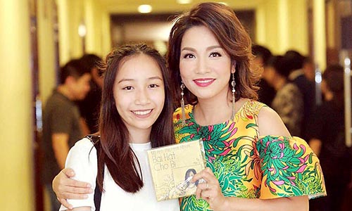 Ngỡ ngàng nhan sắc của 2 con gái út Diva Thanh Lam, Mỹ Linh