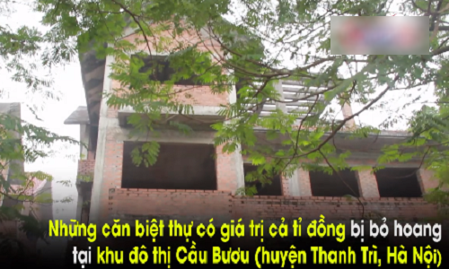 Video: Bóng người bí ẩn trong dãy nhà hoang giữa Hà Nội