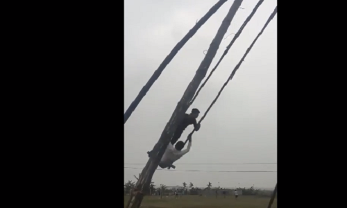 Video: Chơi đánh đu đầu năm, nam thanh niên bị văng xuống vũng lầy