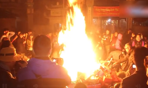 Video: Đốt gần 100kg vàng mã, chia lửa "lấy đỏ" đầu năm ở Hà Nội