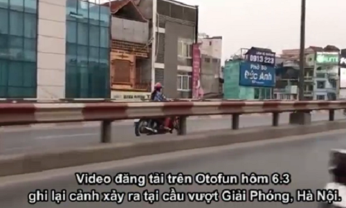 Video: Chị em vun vút ngược chiều trên cầu, đối đầu ôtô