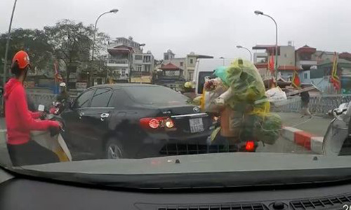 Video: Quay đầu ô tô trên cầu giữa giờ cao điểm, nữ tài xế còn mắng người xa xả