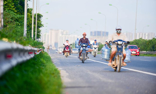 Video: Bất chấp biển cấm, xe máy "tác oai tác quái" trên đại lộ nghìn tỷ