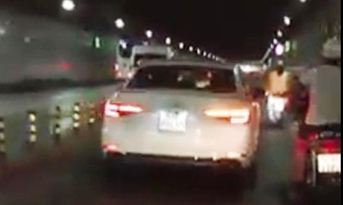 Video: Xe sang Audi chạy kiểu “đường của mình” trong hầm vượt sông Sài Gòn