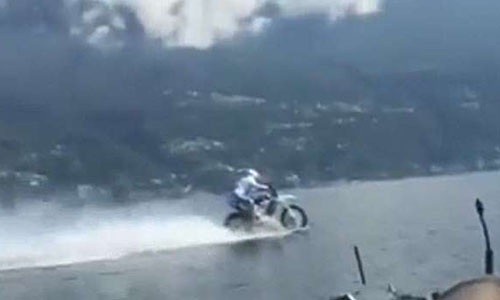 Video: Tay đua phóng mô tô 75 km/h trên mặt hồ ở Ý