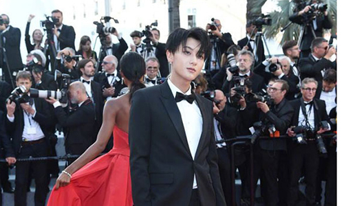 Phóng viên xua đuổi mỹ nam TQ trên thảm đỏ Cannes 2018 vì đứng quá lâu