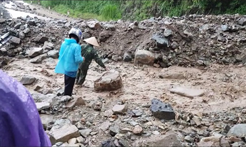 Video: Lũ quét trên núi đổ xuống, quốc lộ 37 tê liệt