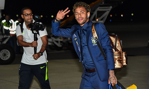 Video: Neymar đẹp như tài tử, cùng Brazil đặt chân đến Nga