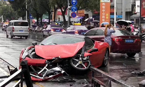 Video: Vừa thuê siêu xe Ferrari, nữ tài xế gây tai nạn liên hoàn