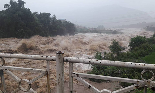 Video: Nước lũ đổ xuống đường như thác ở Hà Giang