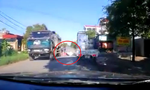 Video: Cô gái thoát chết trong gang tấc khi ngã ra đường trước mũi xe tải