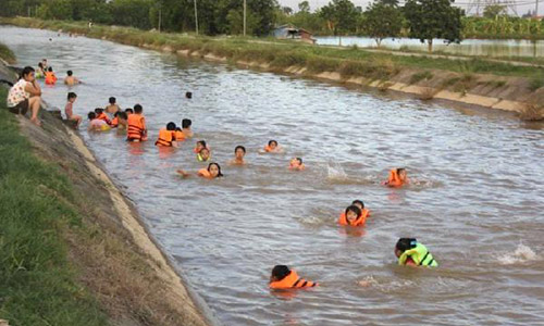 Video: Hàng nghìn người vùng vẫy ở “bãi tắm” độc nhất vô nhị ở Hà Nội