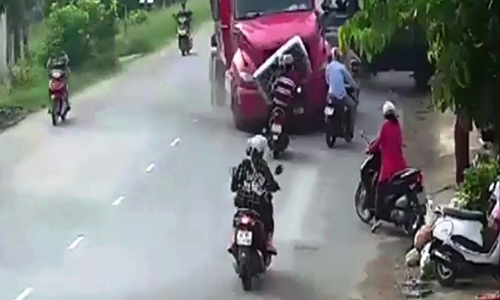 Video: Kinh hoàng xe container “điên” tông người văng tứ tung