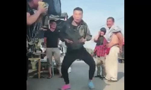 Video: Cái tội đang ăn mà còn thích "hóng hớt"