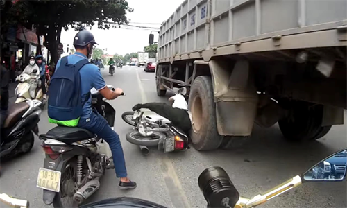 Video: Khoảnh khắc người đàn ông thoát chết dưới bánh xe tải