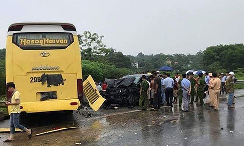 Video: Xe khách mất lái tông Fortuner trên cao tốc, 4 người nguy kịch