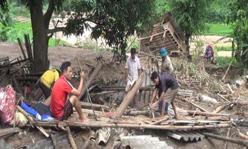 Video: Người dân Mường Lát nuốt nước mắt tìm đồ trong đống đổ nát sau lũ