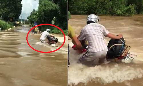 Video: Liều lĩnh dắt xe máy qua lũ xiết, người đàn ông suýt bị cuốn trôi